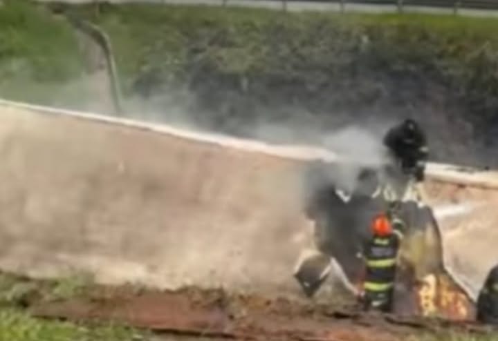  Caminhão é tomado pelas chamas no acesso da Bandeirantes para Dom Gabriel